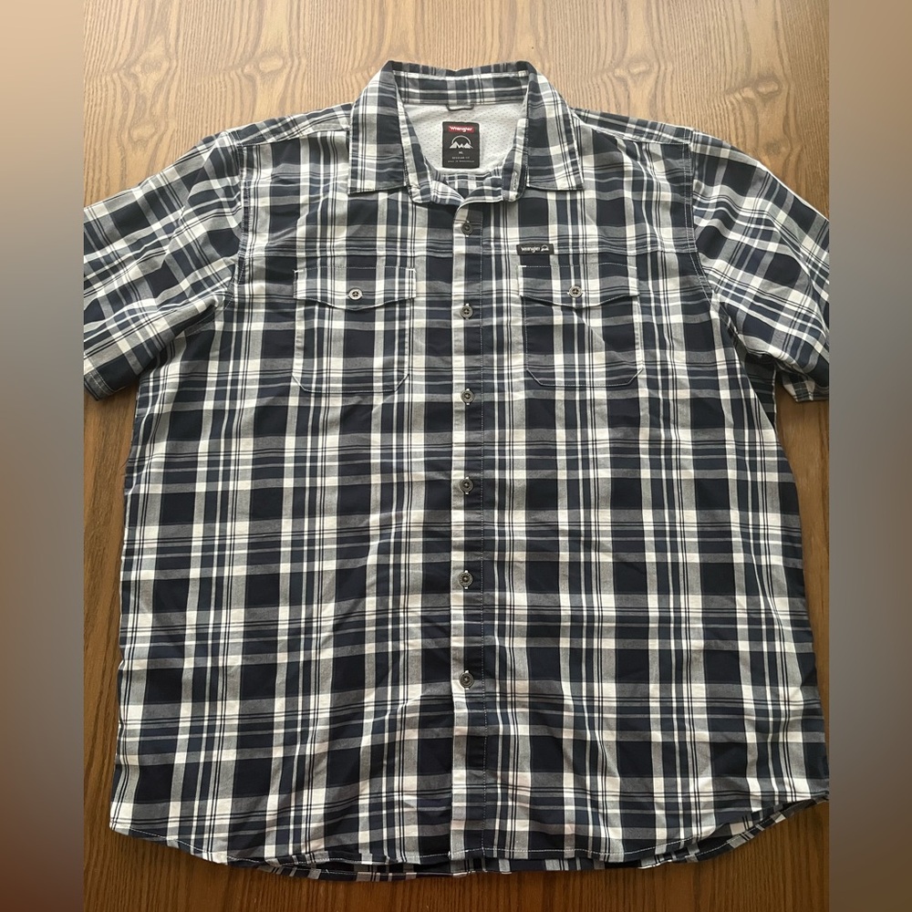 Wrangler Blue and White Checkered Button up Shirt